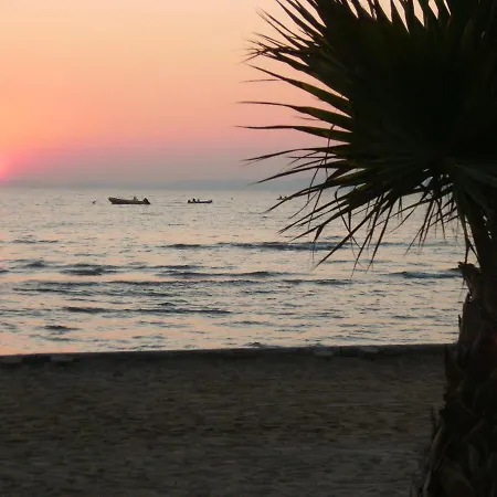 Confortable à Avec Terrasse Et Jardin – 20 M² Hyères